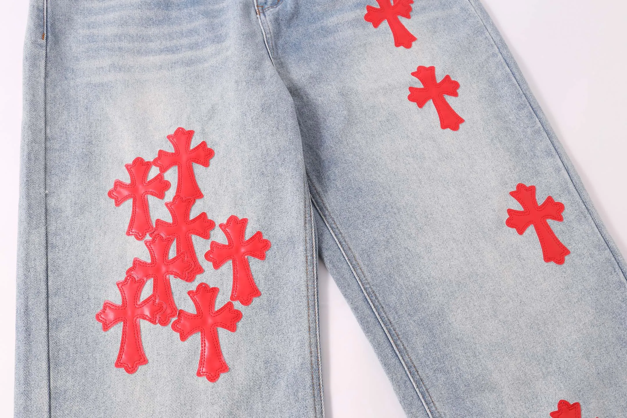 P240 Style number: H898 [Men's zipper style] Croxin & 𝐂𝐡𝐫𝐨𝐦𝐞 𝐇𝐞𝐚𝐫𝐭 ss25 new blue Miami red leather jeans. Styles with different wash textures are very friendly to people with thin legs. The slightly flared version perfectly modifies the leg shape. The timeless and moderate length makes it easy to match and match. It is the basis for various styles and is a must-have in your wardrobe! The fabric is stiff but also makes the upper body soft without losing texture. The washing process is even more perfect. It is a must-have item for everyone! ! ! Washed wheat, hang tag, pants label, three labels complete Color: blue Size: 30-32-34-36